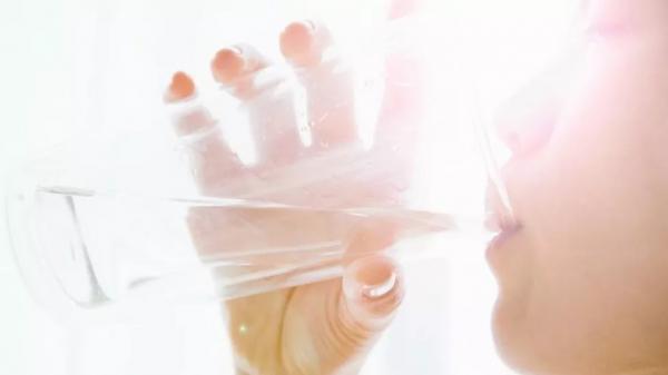 É preferível beber água em pequenas quantidades ao longo do dia. É a melhor forma de promover sua absorção.(Imagem:Getty Images/BBC )