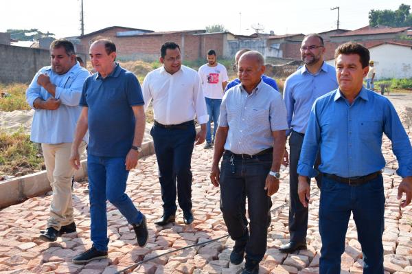 Vereadores acompanham prefeito Antônio Reis em visita a obras de calçamento (Imagem:CMF)