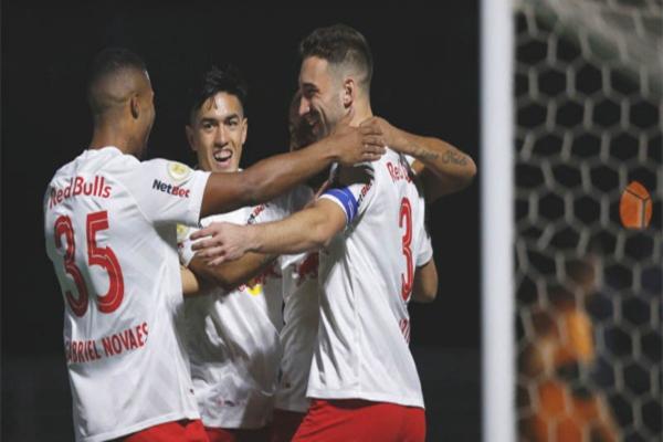 Jogadores do Bragantino comemoram viória diante do Fortaleza(Imagem:Reprodução)