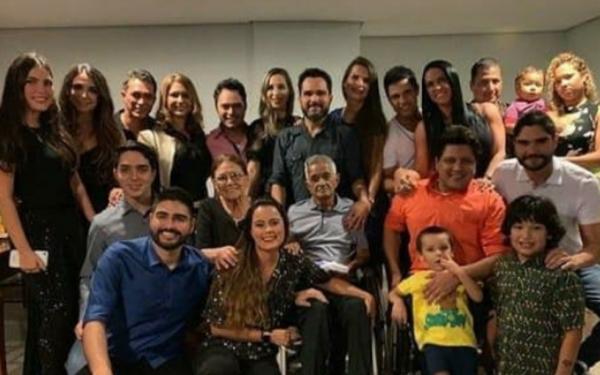 Francisco Camargo com esposa, filhos e netos; publicada em 24 de novembro de 2020 em redes sociais.(Imagem:Reprodução/Instagram)