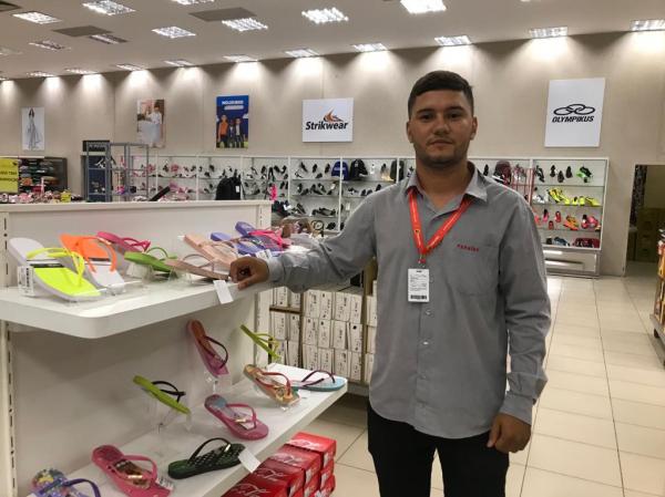 Vitor, colaborador do setor de calçados do Armazém Paraíba(Imagem:FlorianoNews)