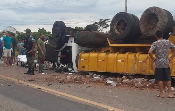 Caminhão-caçamba tomba e deixa três pessoas feridas na BR-407.(Imagem:Reprodução /Redes Sociais)