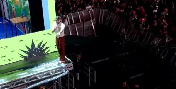 Momento em que Nattan escalou cabine e cantou no São João 2025 de Campina Grande.(Imagem: Reprodução/Sua Música)