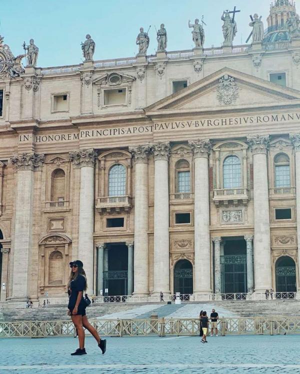 Anitta visita Vaticano e se emociona ao relembrar da avó(Imagem:Divulgação)