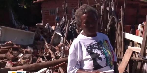 Moradora da Vila da Paz é soterrada após casa desabar e perde dois cães e cinco gatos.(Imagem:TV Clube)