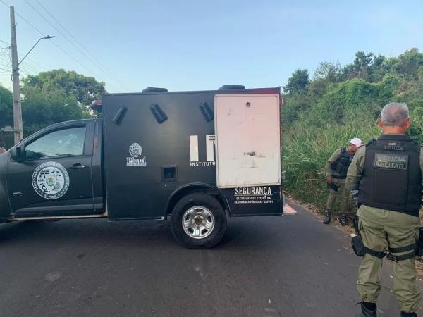 Corpo de vítima é removido pelo IML em Teresina.(Imagem:Laura Moura/g1 Piauí)