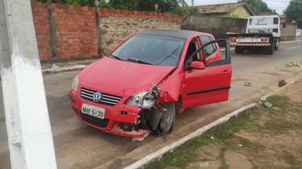 Carro colide contra poste e motorista foge do local em Floriano.(Imagem:Divulgação)