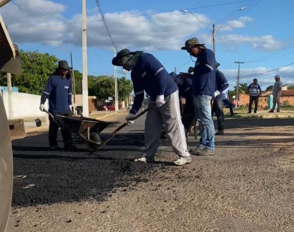 Prefeitura de Floriano retoma operação tapa-buraco com massa asfáltica.(Imagem:Secom)