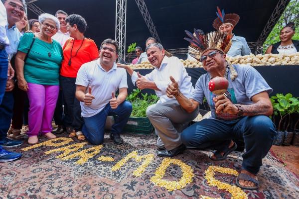 Governador acompanha lançamento de programas federais que beneficiarão indígenas e agricultores. (Imagem:Divulgação)