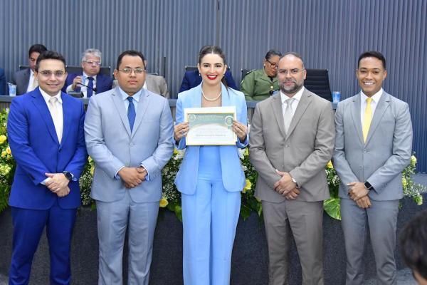 Vereador Felipe Vieira participa da entrega do Título de Cidadania Florianense na Câmara Municipal(Imagem:Ascom)