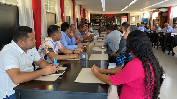 Prefeito e lideranças se reúnem para discutir preparativos do culto em ação de graças em Floriano.(Imagem:Divulgação)