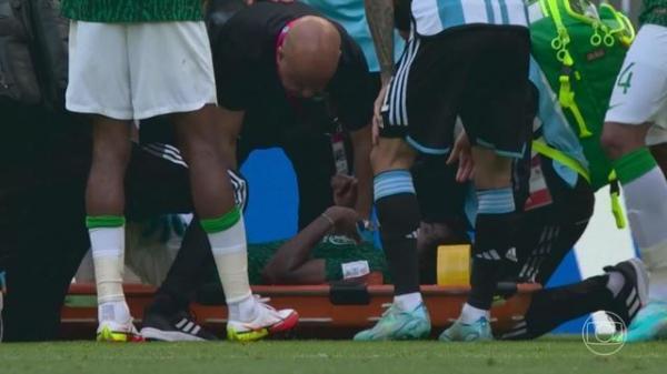 Goleiro da Arábia Saudita se choca com lateral Al-Shahrani que desmaia em campo.(Imagem:Divulgação)