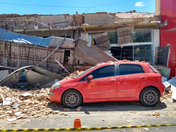 Fachadas de lojas desabam no centro de Floriano(Imagem:FlorianoNews)