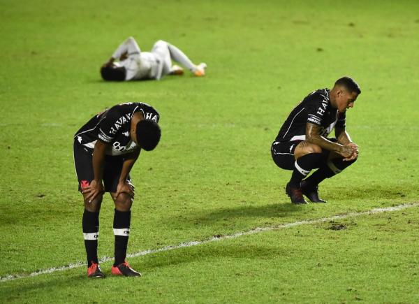 Novos casos: Castan, Miranda e Ribamar testam positivo para Covid-19 e desfalcam o Vasco(Imagem:Reprodução)