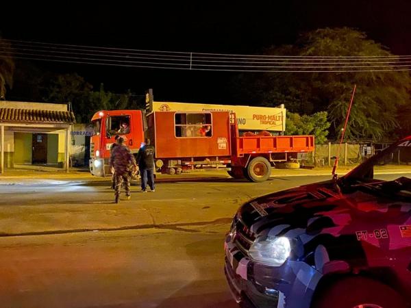 Caminhão abordado pela PM na cidade de São Raimundo Nonato.(Imagem:Divulgação /PM-PI)