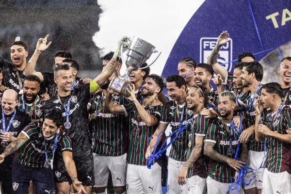 Jogadores do Fluminense erguem da Ta&ccedil;a Guanabara.(Imagem:MARINA GARCIA / FLUMINENSE F.C.)