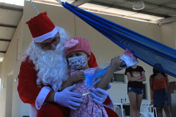 Camila Vitória, diagnosticada com Leucemia, conhece Papai-Noel após sobrevoar Altos, no Piauí.(Imagem:Divulgação/RFCC-PI)