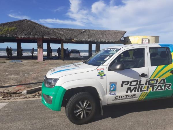 Companhia de Policiamento Turístico fiscaliza orla da praia de Luís Correia para evitar disseminação de coronavírus.(Imagem:Tiago Mendes/ TV Clube)