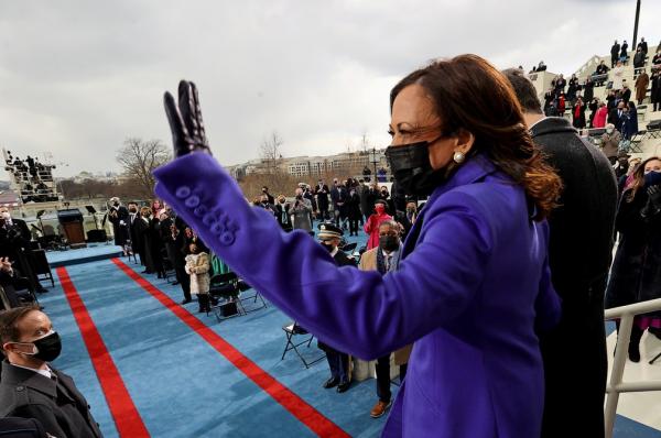 Vice-presidente dos EUA Kamala Harris chega ao evento de inauguração do mandato nesta quarta (20).(Imagem:REUTERS/Jonathan Ernst/Pool)