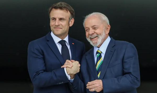 O presidente Luiz Inácio Lula da Silva (d), participa da cerimônia oficial de chegada do Presidente da República Francesa, Emmanuel Macron (e), no Palácio do Planalto.(Imagem:Fabio Charles Pozzebom/Agência Brasil)