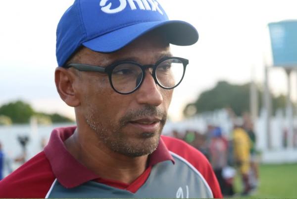 Eduardo dos Santos, técnico do Fluminense-PI.(Imagem:Pablo Cavalcante / ge)