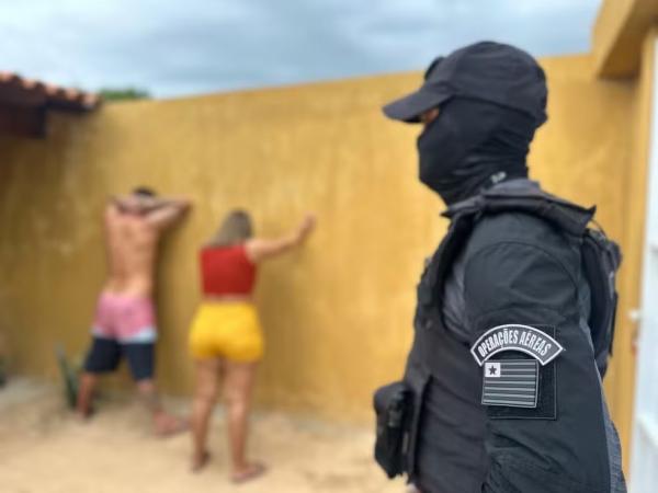 Polícia faz buscas contra 5 pessoas da mesma família e prende comerciante suspeita de tráfico no litoral do Piauí.(Imagem:Divulgação/PCPI)