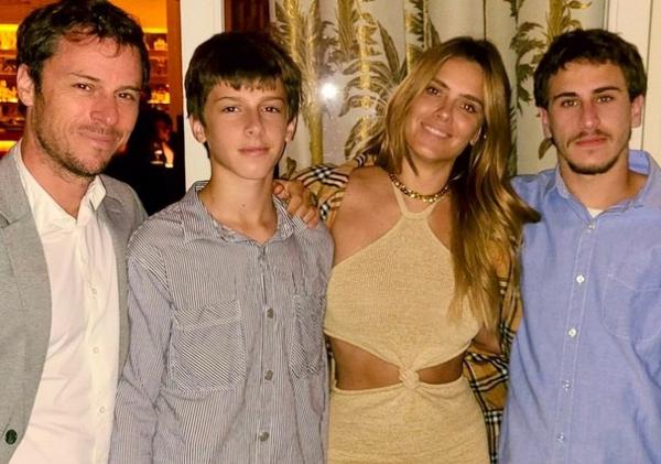 Carol Dieckmann aparece com marido e os dois filhos durante celebração de aniversá(Imagem:Reprodução)