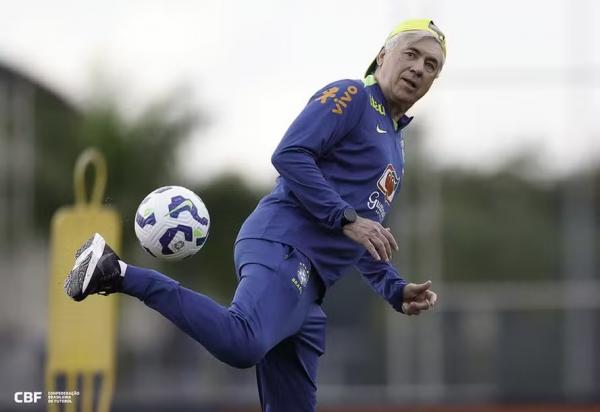 &Agrave; vontade na sele&ccedil;&atilde;o, o t&eacute;cnico Carlo Ancelotti domina uma bola durante o treino.(Imagem:Rafael Ribeiro/CBF)