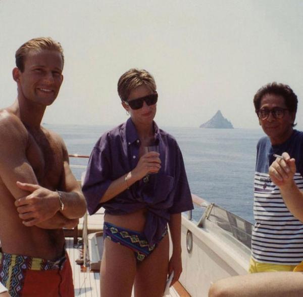 Giancarlo Giammetti, cofundador da grife Valentino, publicou em suas redes sociais duas fotos da princesa Diana (1961-1997). Segundo o Daily Mail, as imagens são inéditas e uma del(Imagem:Reprodução)