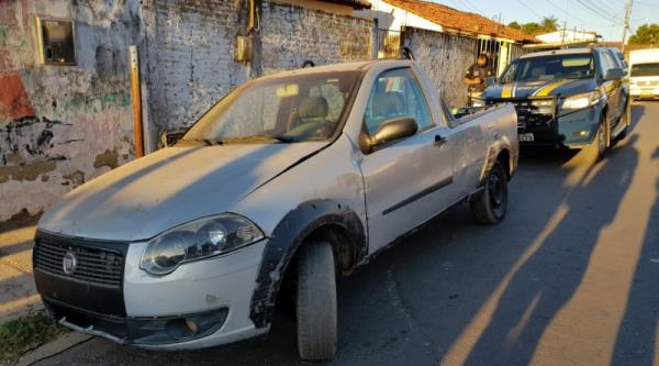 O veículo estava sem a placa dianteira e portava placa de um veículo com as mesmas características.(Imagem:Divulgação/PRF)