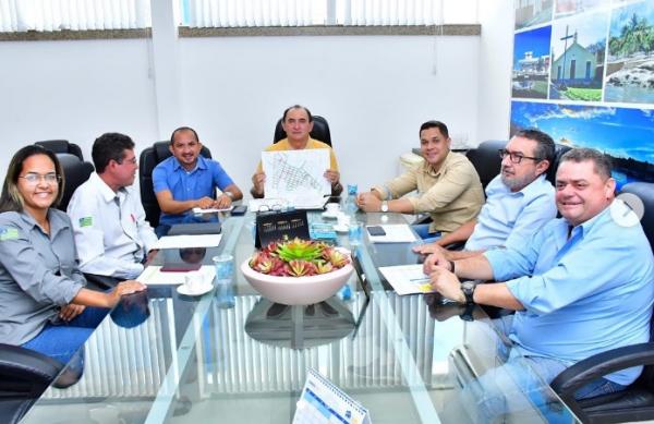 Prefeito de Floriano se reúne com engenheiros para atualização do esgotamento sanitário.(Imagem:Reprodução/Instagram)