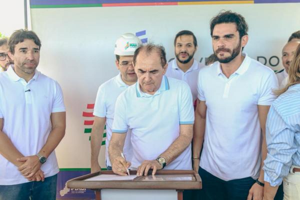 Rafael Fonteles assina ordem de servi&ccedil;o para in&iacute;cio das obras da 1&ordf; fase do Parque Empresarial de Floriano(Imagem:Jo&atilde;o Allbert)