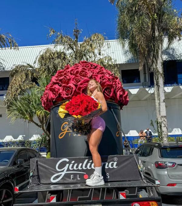 Virginia Fonseca recebe flores.(Imagem:Reprodução/Instagram)