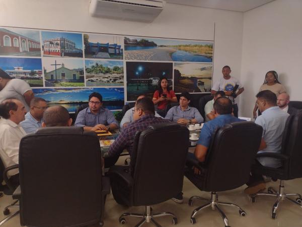 Prefeito de Floriano conduz reunião com secretários e vereadores para discutir reforma do Mercado Público (Imagem:FlorianoNews)