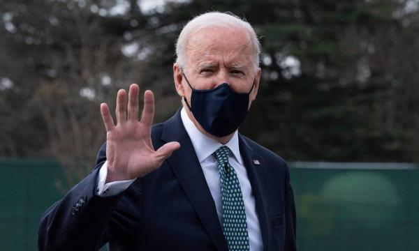 O presidente dos Estados Unidos, Joe Biden, acena ao chegar na Casa Branca.(Imagem:Jim Watson/AFP)