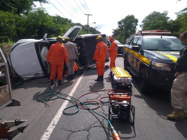 Jovem fica preso às ferragens após colidir com caminhão e capotar na BR-343, em Teresina.(Imagem:Divulgação/Corpo de Bombeiros)