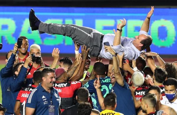 Ceni é jogado ao ar pelos jogadores do Flamengo no Morumbi.(Imagem:ALEX SILVA/ESTADÃO CONTEÚDO)