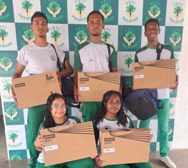 Estudantes do Ceti Paulistana recebem os kits de viagem.(Imagem:Ascom Seduc)