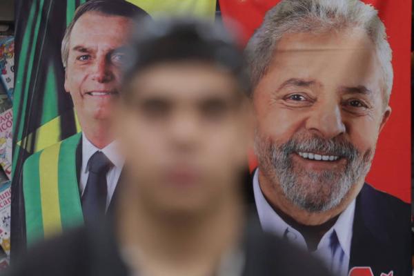 Toalhas com as imagens de Jair Bolsonaro (PL) e de Luiz Inácio Lula da Silva (PT), em São Paulo.(Imagem:Rahel Patrasso)