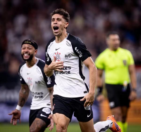 Gabriel Paulista, com Memphis Depay ao fundo, comemora gol contra o Red Bull Bragantino pelo Campeonato Brasileiro.(Imagem:Rodrigo Coca/Ag&ecirc;ncia Corinthians)