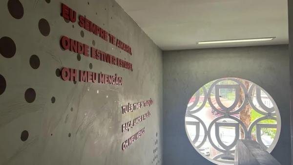  Frases escritas na parede a caminho dos quartos no CT do Flamengo.(Imagem:Letícia Marques / ge )