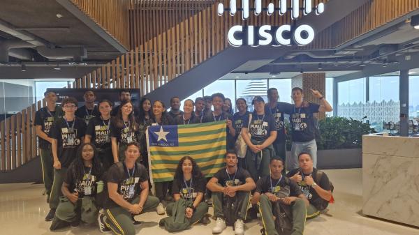 O programa garantiu, em 2025, intercâmbio internacional a 130 estudantes e 26 professores, vencedores do maior hackathon de escolas públicas do mundo.(Imagem:Ascom Seduc)