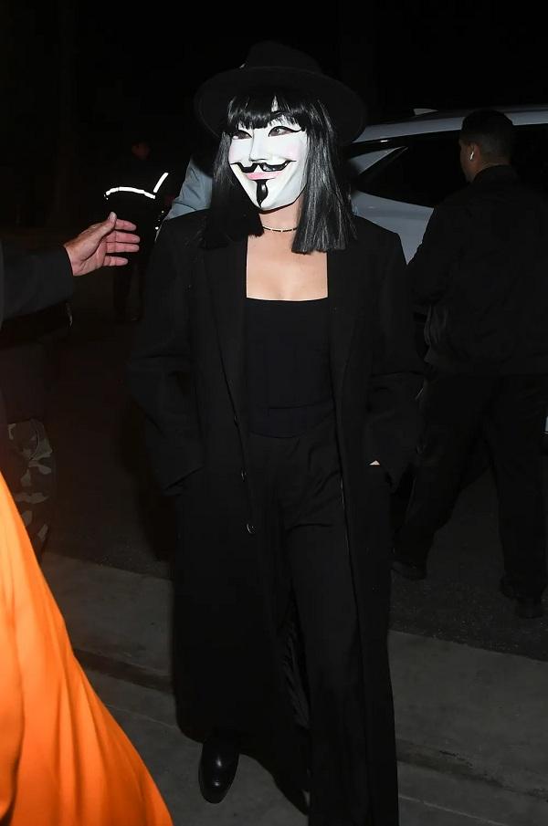 Margot Robbie com a máscara do personagem de V de Vingança.(Imagem:Getty Images)