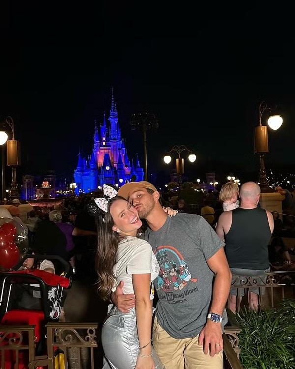 Larissa Manoela compartilha cliques com André Luiz Frambach na Disney (Imagem:Reprodução/Instagram)