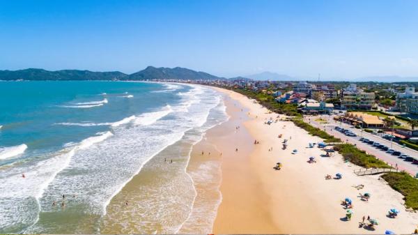 Praia do Mariscal, em Bombinhas, no Litoral Norte catarinense.(Imagem:Prefeitura de Bombinhas/Divulgação)