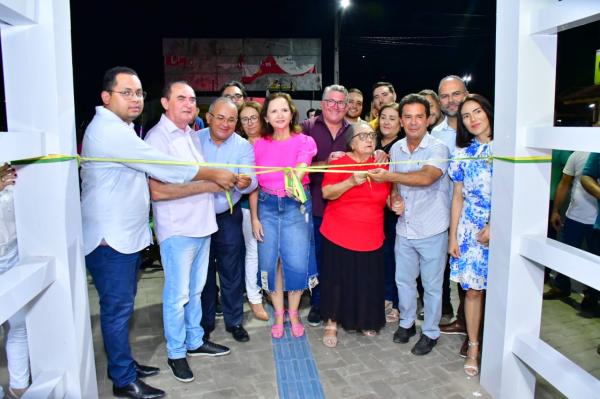 Vereadores participam da inauguração do Largo Raimundo Marreiros, bairro Ibiapaba de Floriano(Imagem:Divulgação)