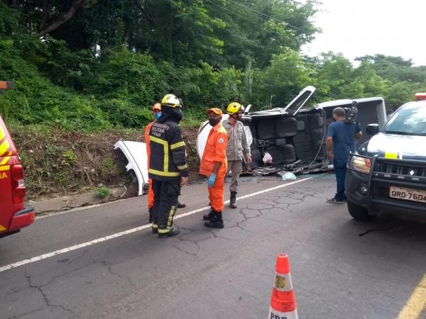 Jovem fica preso às ferragens após colidir com caminhão e capotar na BR-343, em Teresina.(Imagem:Divulgação/Corpo de Bombeiros)