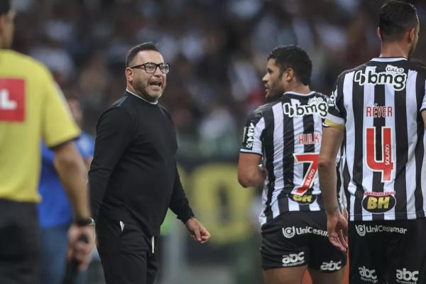  Antonio Mohamed orienta Hulk e Réver, durante jogo do Atlético-MG.(Imagem:Pedro Souza/Atlético-MG )