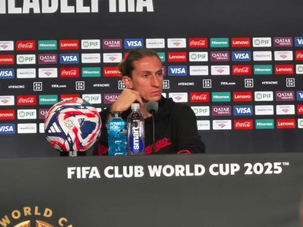 Filipe Luís em coletiva antes de Flamengo x Chelsea.(Imagem:Thiago Lima / ge)