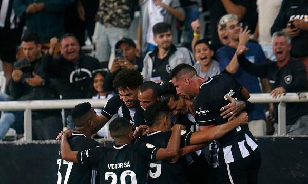 Botafogo vence Coritiba em casa e dorme em 10º lugar no Brasileirão.(Imagem:Vitor Silva/Botafogo/Direitos Reservados)